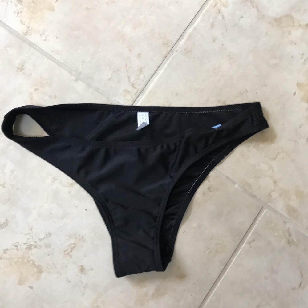 Black bikini bottoms size large. New without tags.